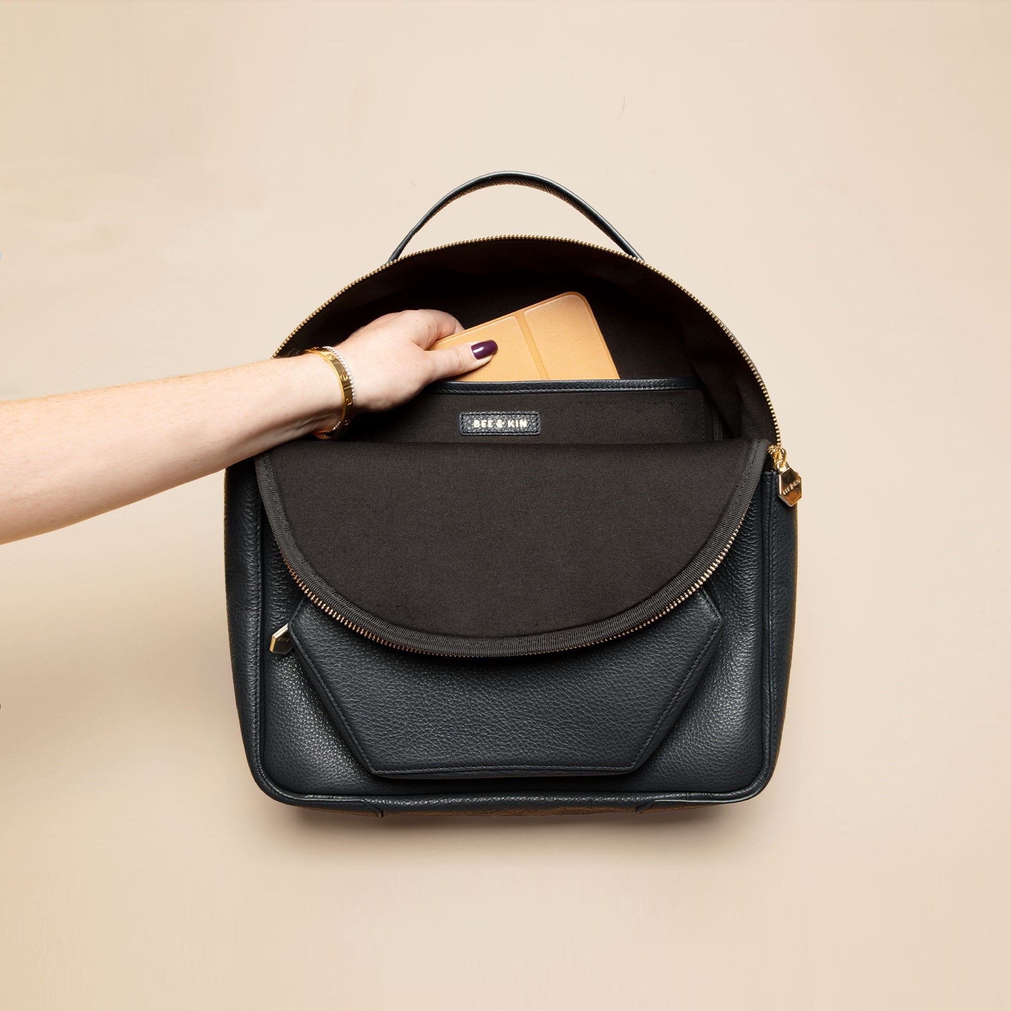 Product-Page_Highlight_Nomad-Backpack_399dd328-1093-491d-b5f5-5a0173bd63f3.jpg
